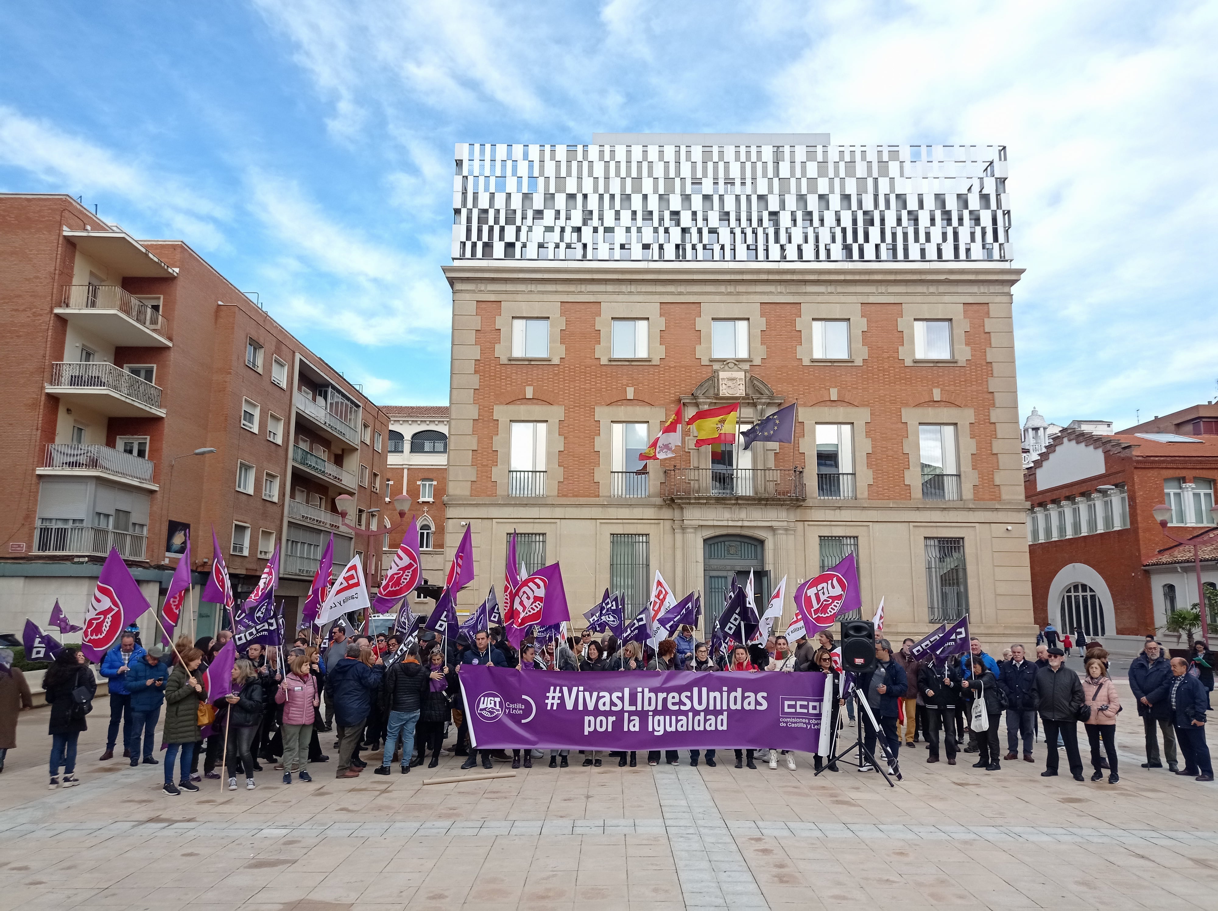 Concentración de CCOO y UGT por el 25N en Palencia