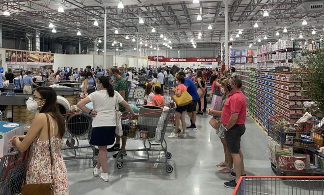 Interior de un supermercado Costco en Las Rozas (Madrid). Archivo.