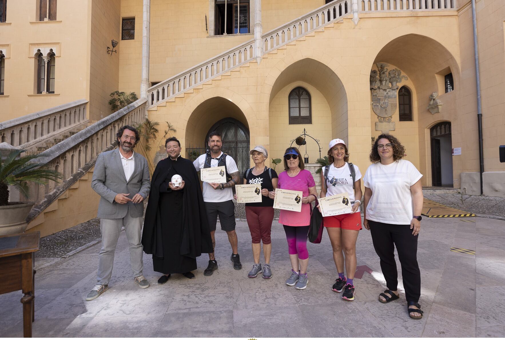 Los primeros peregrinos de la ruta Borja a su llegada al Palau Ducal.