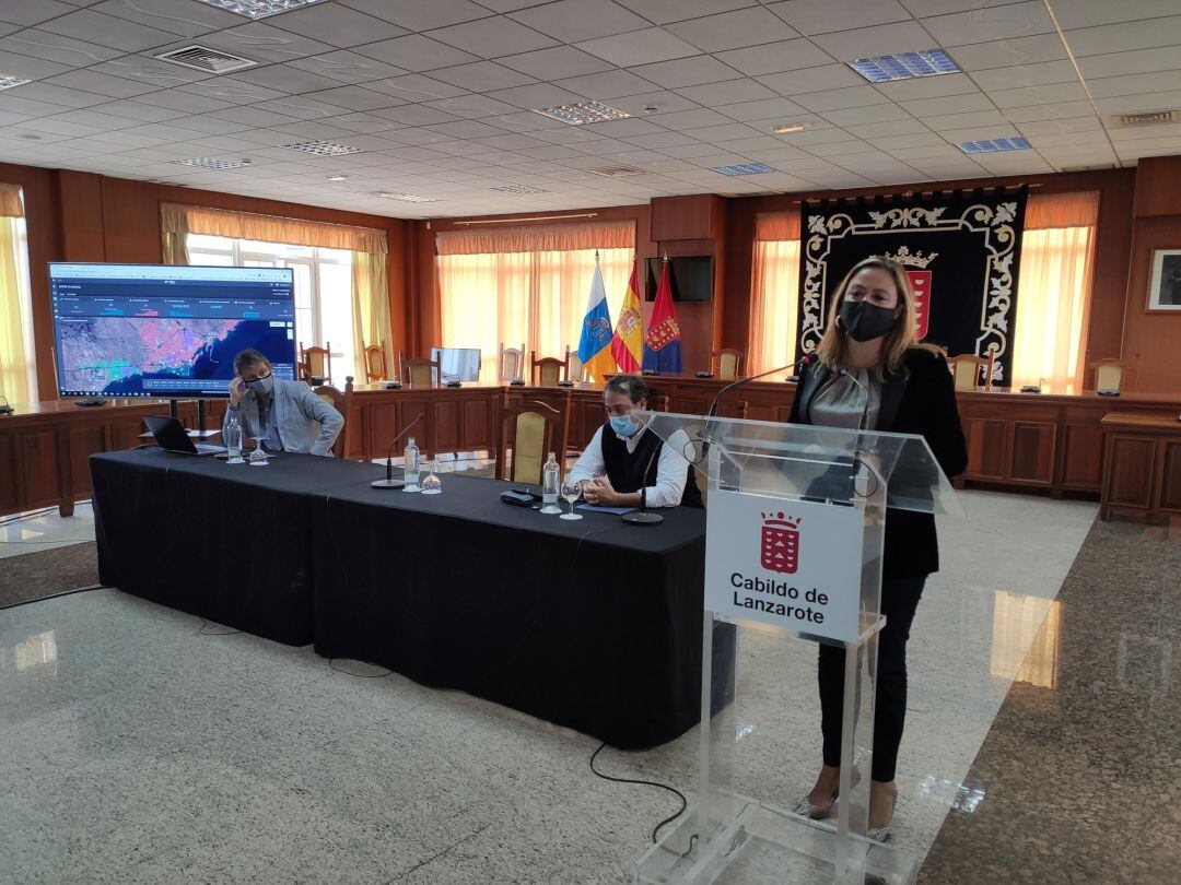 La presidenta del Cabildo de Lanzarote, María Dolores Corujo, junto al  director de Servicios de Global Omnium, Juan Francisco Maestre, y el gerente de Servicios Sanitarios de Lanzarote, José Luis Aparicio.