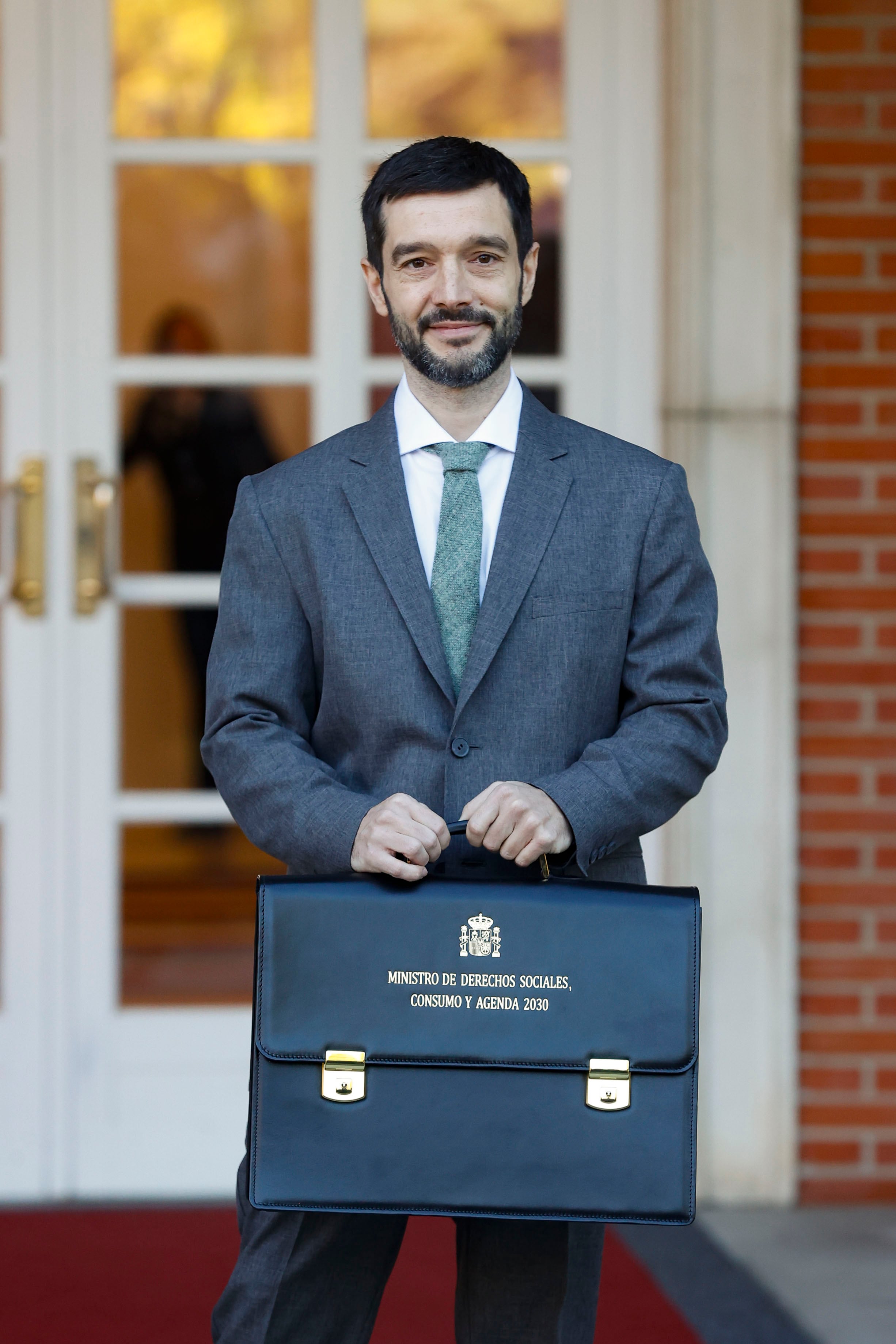 El ministro de Derechos Sociales, Consumo y Agenda 2030, Pablo Bustinduy, a su llegada ese miércoles al Palacio de La Moncloa para asistir al primer Consejo de Ministros del nuevo gabinete de Pedro Sánchez. EFE/Juan Carlos Hidalgo