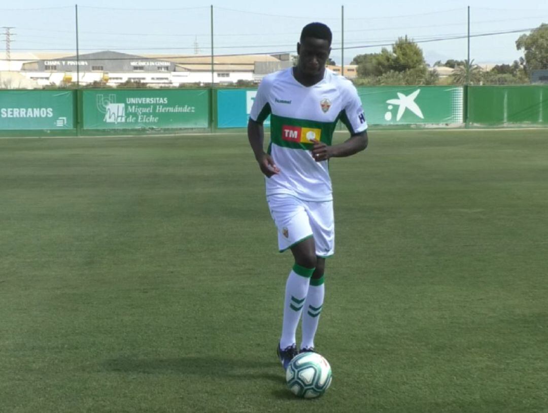 Mfulu durante su presentación en el Elche CF