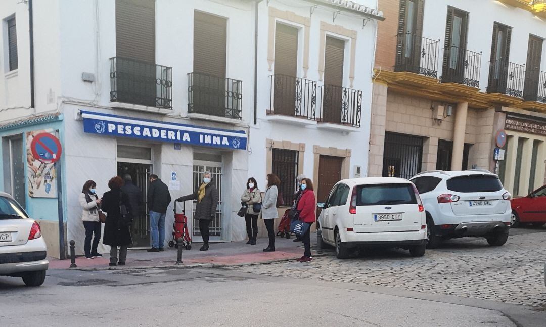 Varios ciudadanos esperan su turno para realizar sus compras en un comercio de la ciudad