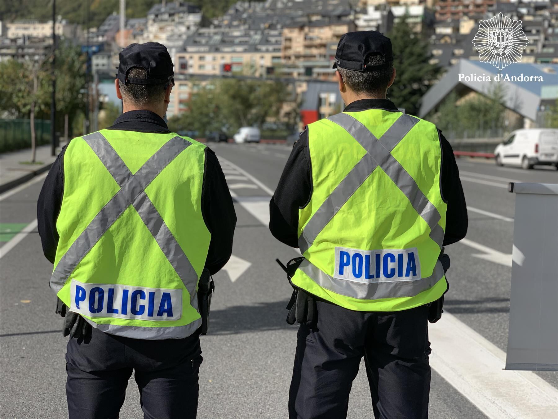 Agents de la Policia efectuant els controls d'alcoholèmia durant la campanya de Pasqua.