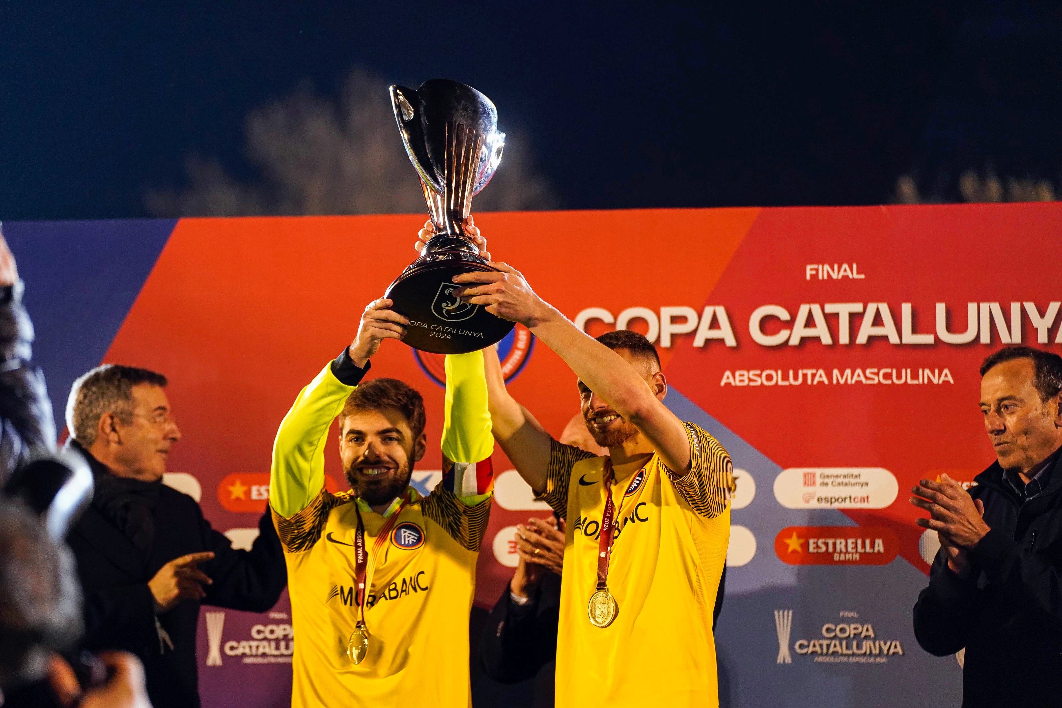 Martí Vilà i Segio Beloqui aixequen el trofeu de campions de la Copa Catalunya l&#039;any passat.