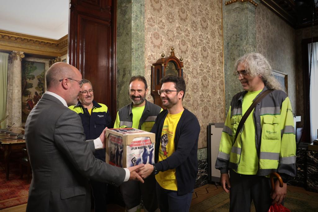 Los representantes sindicales de Schneider han trasladado su situación al delegado del Gobierno en Madrid, Francisco Martín