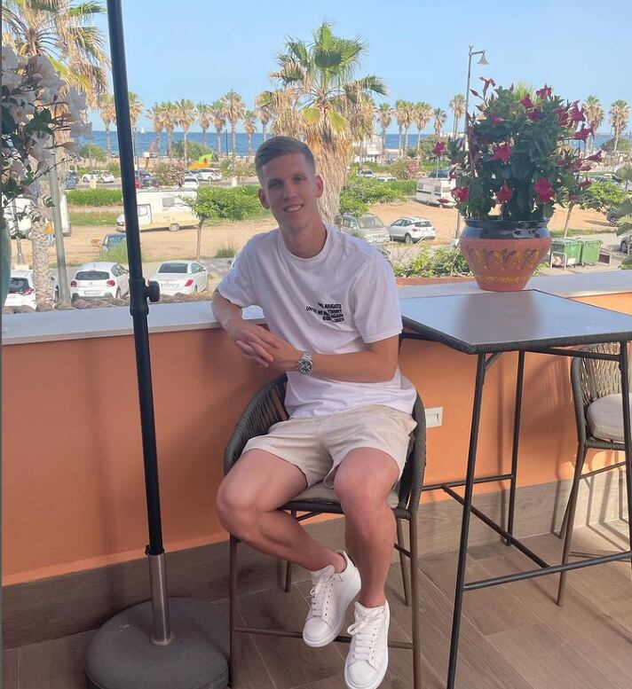 Dani Olmo posa durante sus vacaciones