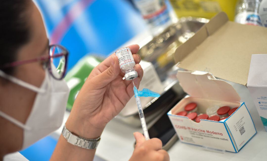 Una enfermera prepara la primera dosis de la vacuna Moderna.