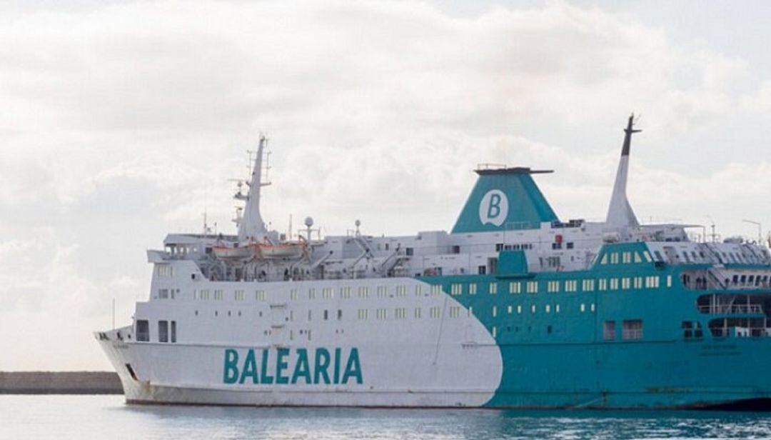 Un buque de Baleària en la línea Ceuta-Algeciras.