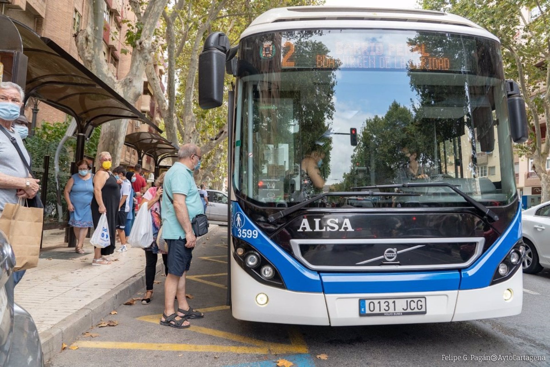 Personas suben a un autobús en Cartagena - AYUNTAMIENTO DE CARTAGENA