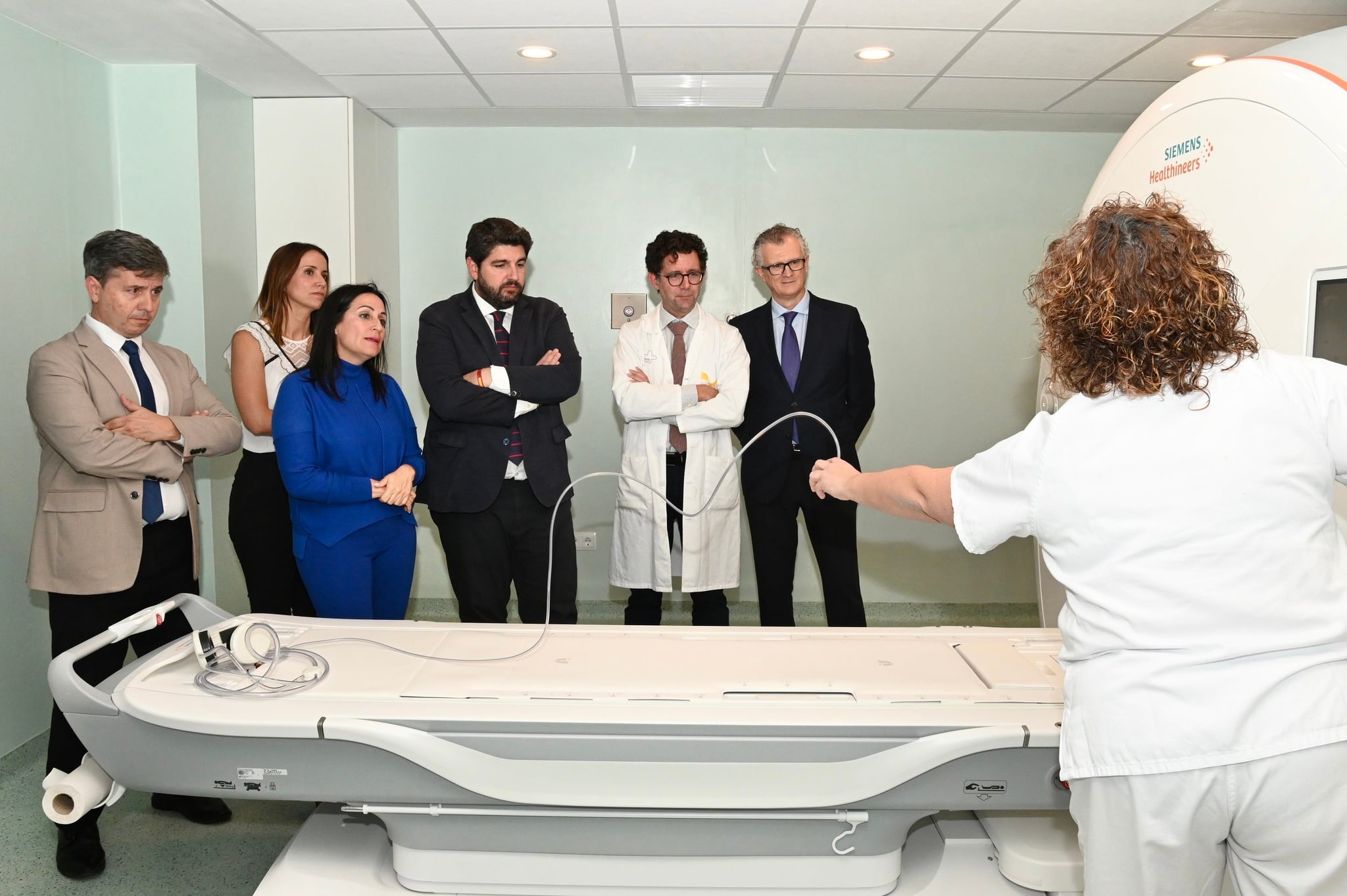 El presidente del Gobierno regional, Fernando López Miras junto a la alcaldesa de Yecla en su visita al Hospital Comarcal Virgen del Castillo