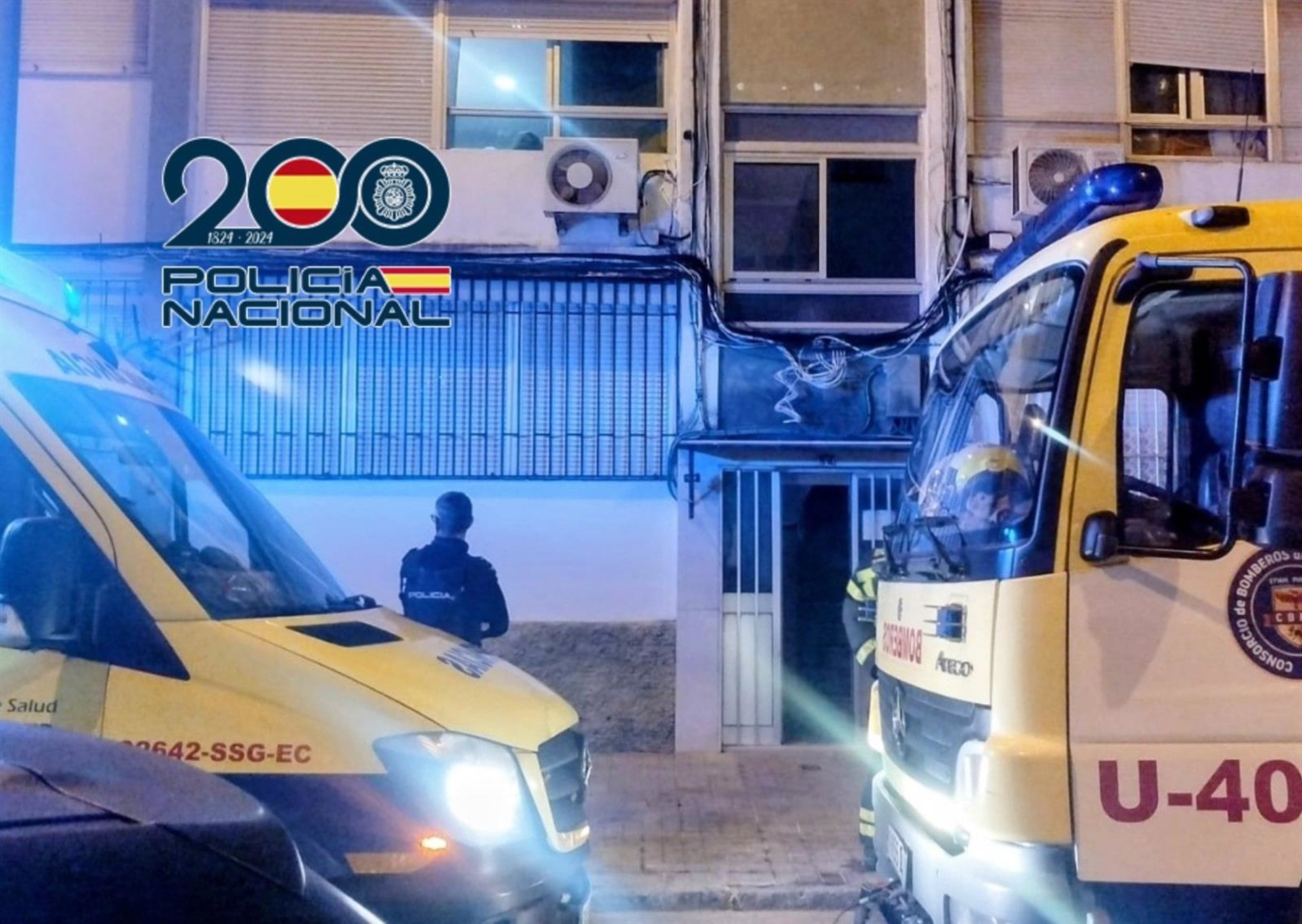 Un agente de la Policía y vehículos de bomberos en el inmueble donde se produjo un escape de gas en Jerez