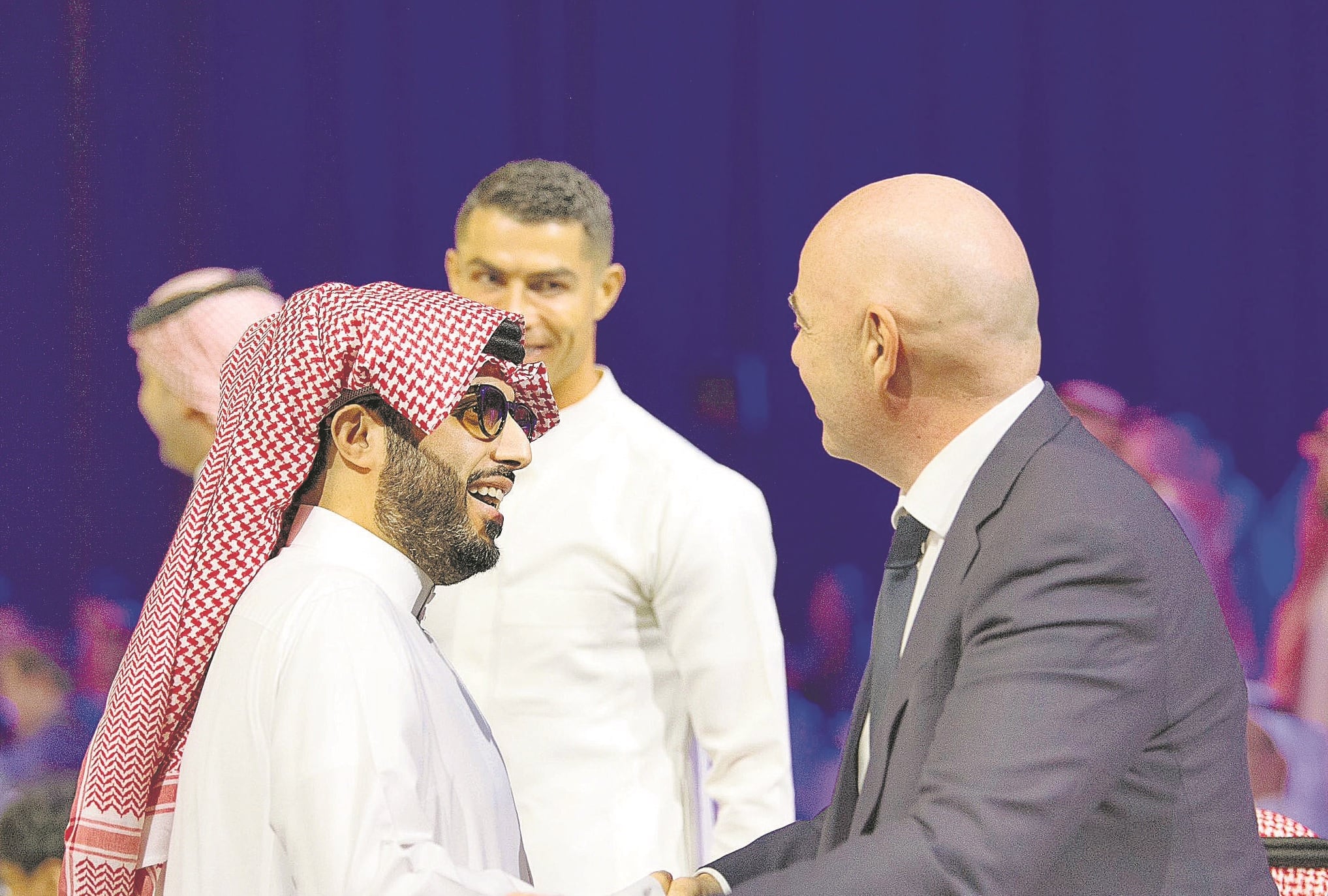 El presidente del Almería, Turki Al-Sheikh, con Cristiano Ronaldo y el presidente de la FIFA, Gianni Infantino.