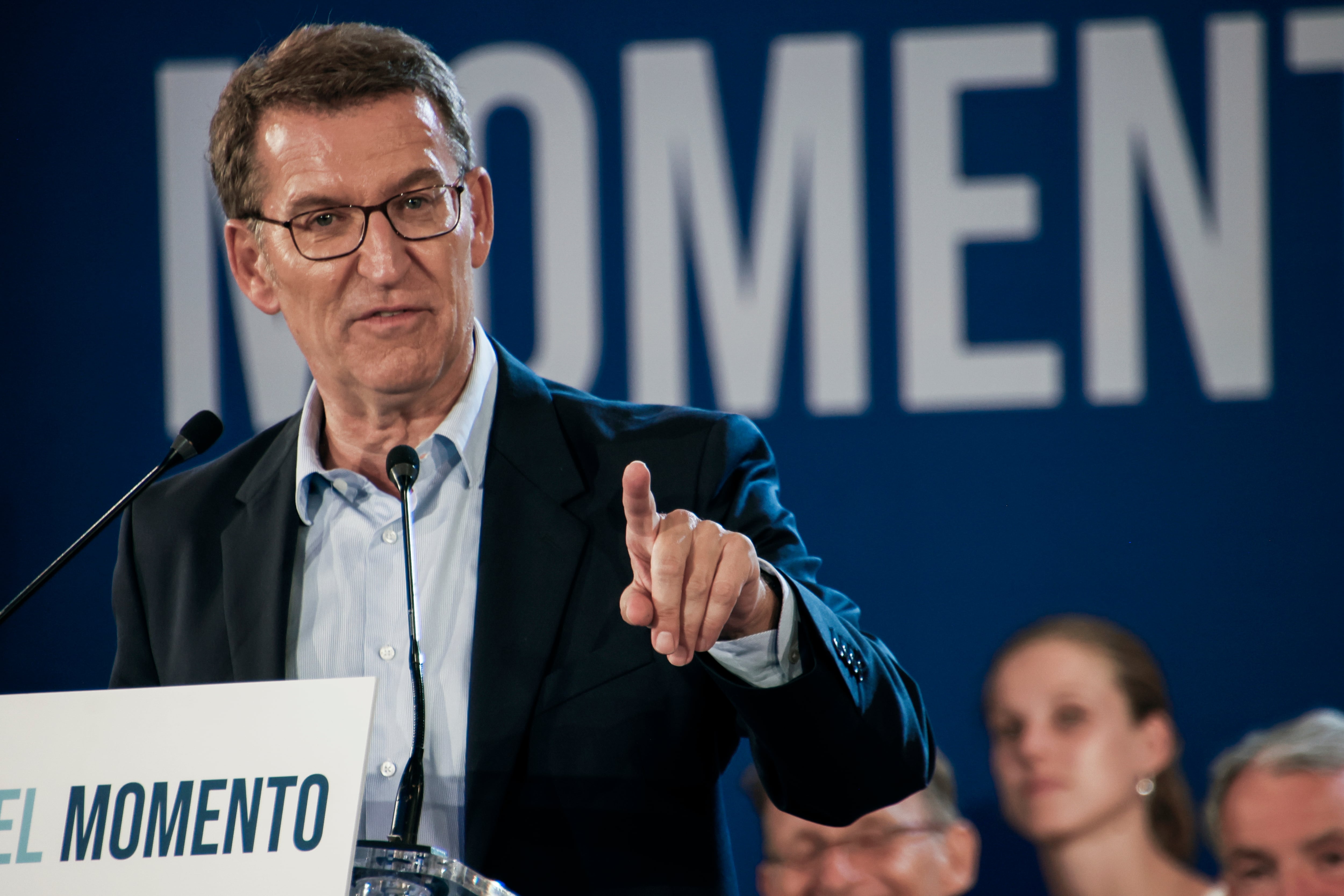 El presidente del Partido Popular y candidato a la Presidencia del Gobierno, Alberto Núñez Feijóo (c), clausura un mitin junto a la presidenta del Govern y del PP de Baleares, Marga Prohens, este martes.