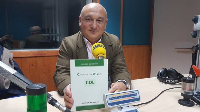 Miguel del Río, autor de "Comunicación de lIbro", en el estudio de Radio Santander