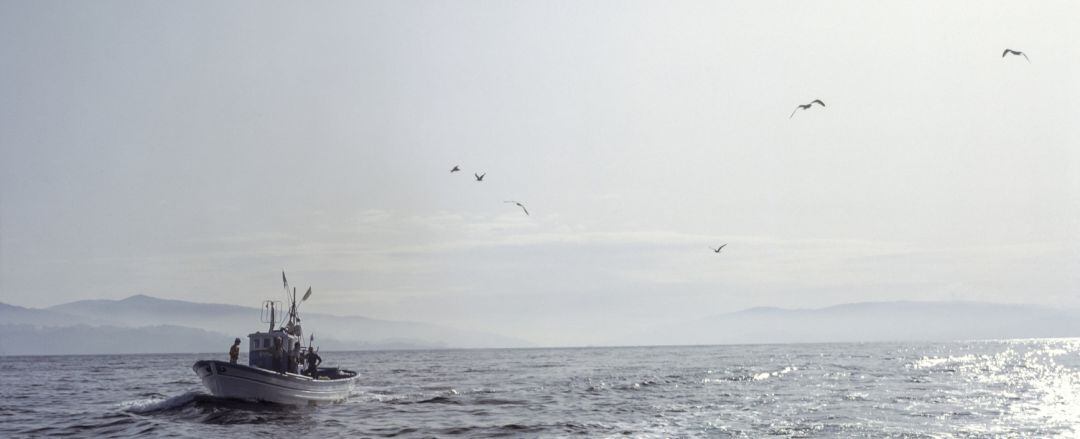 Barco en un punto costero