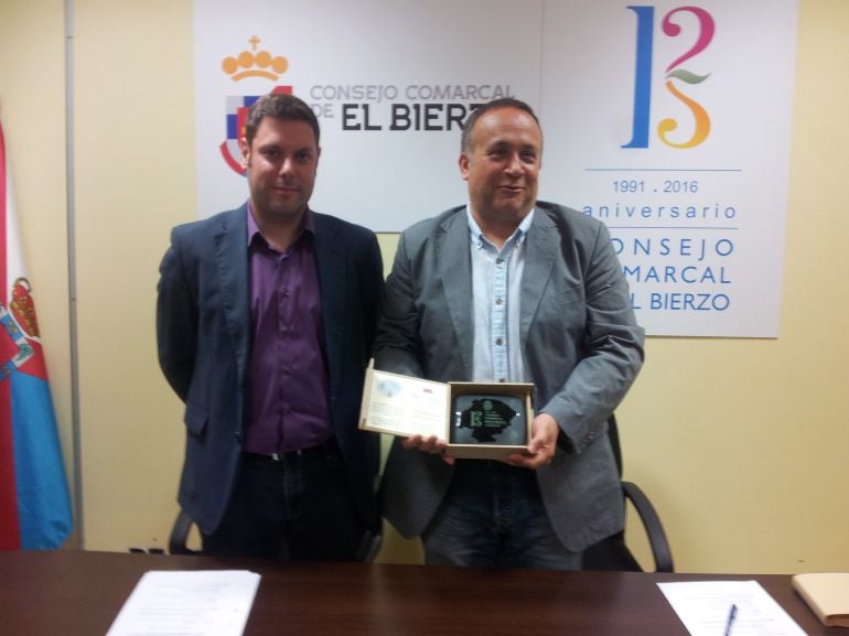 Gerardo Álvarez Courel e Ivan Alonso con la piedra conmemorativa del 25 aniversario.