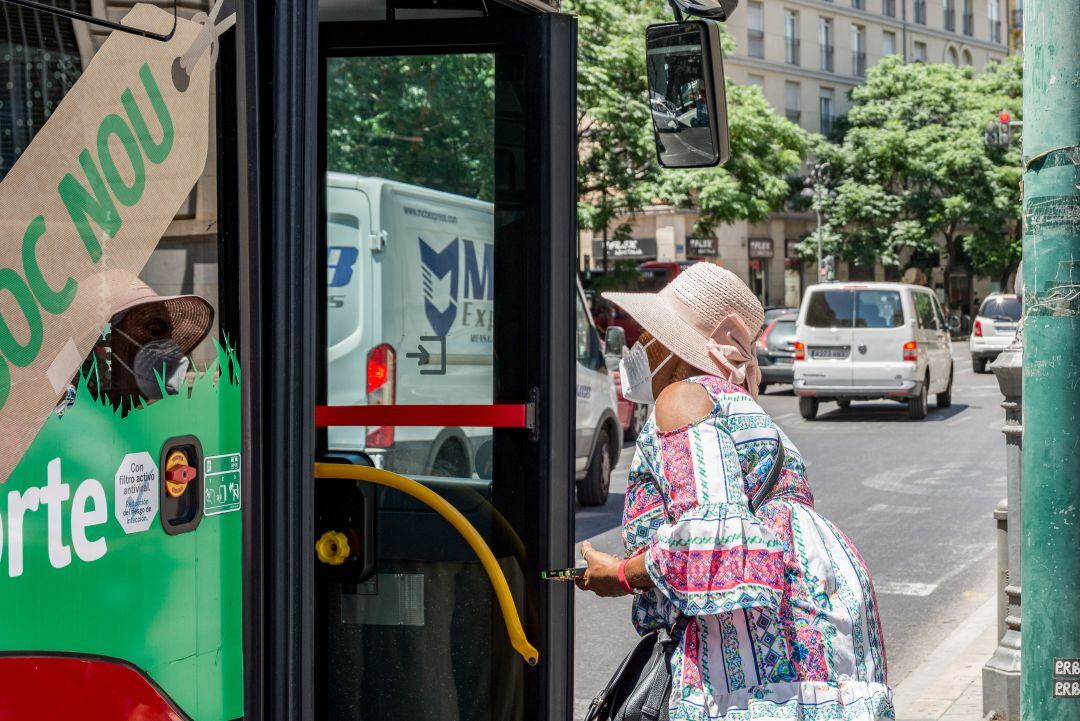 Una mujer accede a un autobús de la EMT de València.