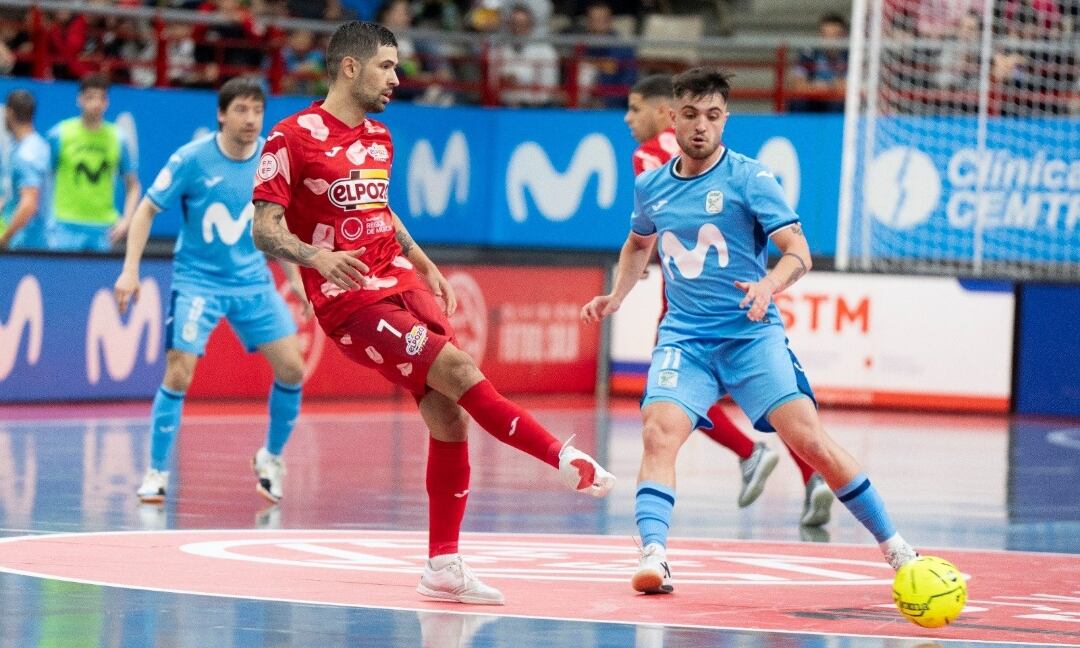 Felipe Valerio da un pase en la pista de Inter