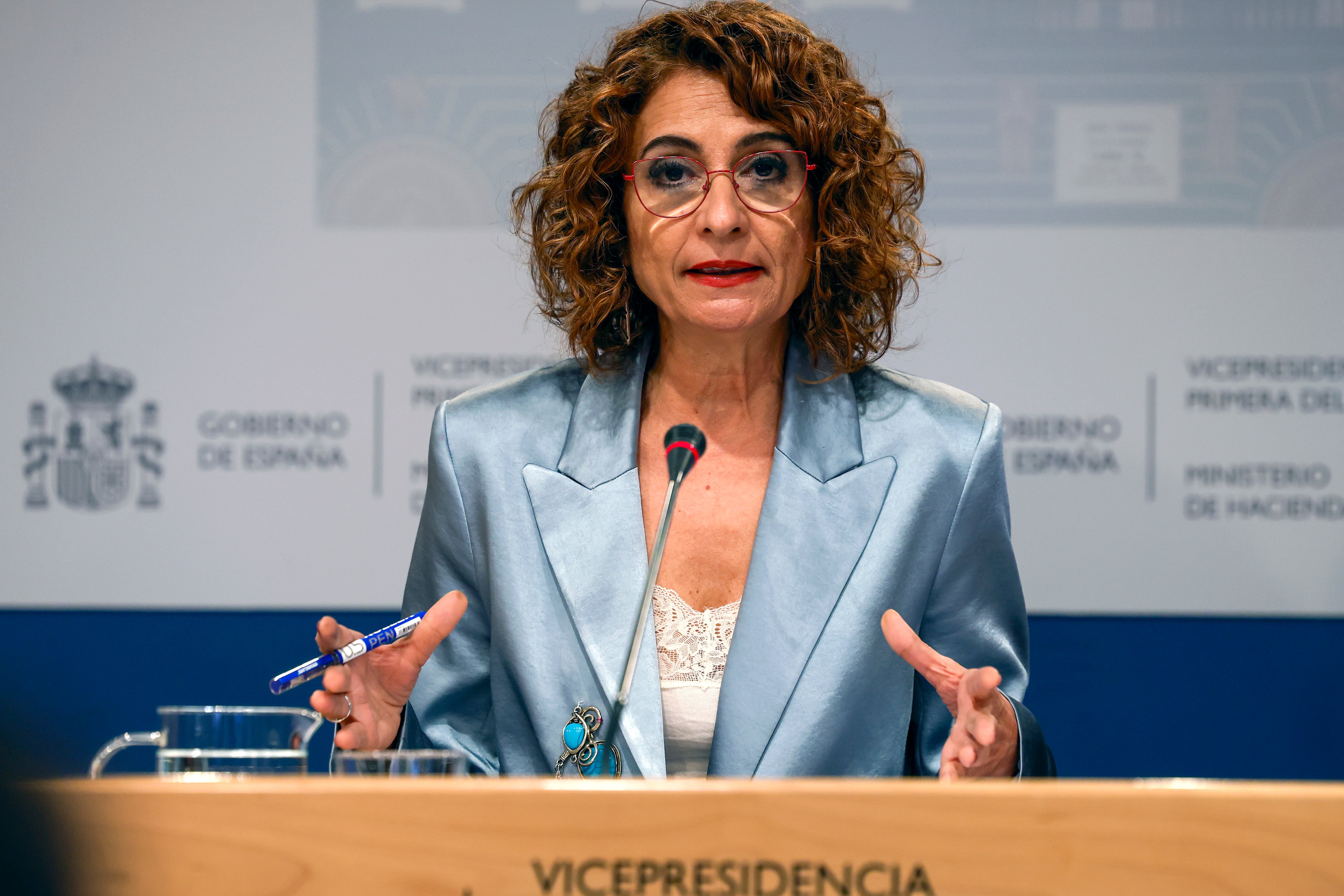 La vicepresidenta primera del Gobierno y ministra de Hacienda, María Jesús Montero, ofrece una rueda de prensa, este lunes en Madrid