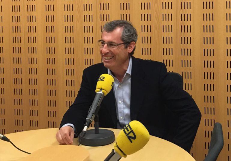 El diputado general de Gipuzkoa, Markel Olano, en los estudios de Radio San Sebastián. 