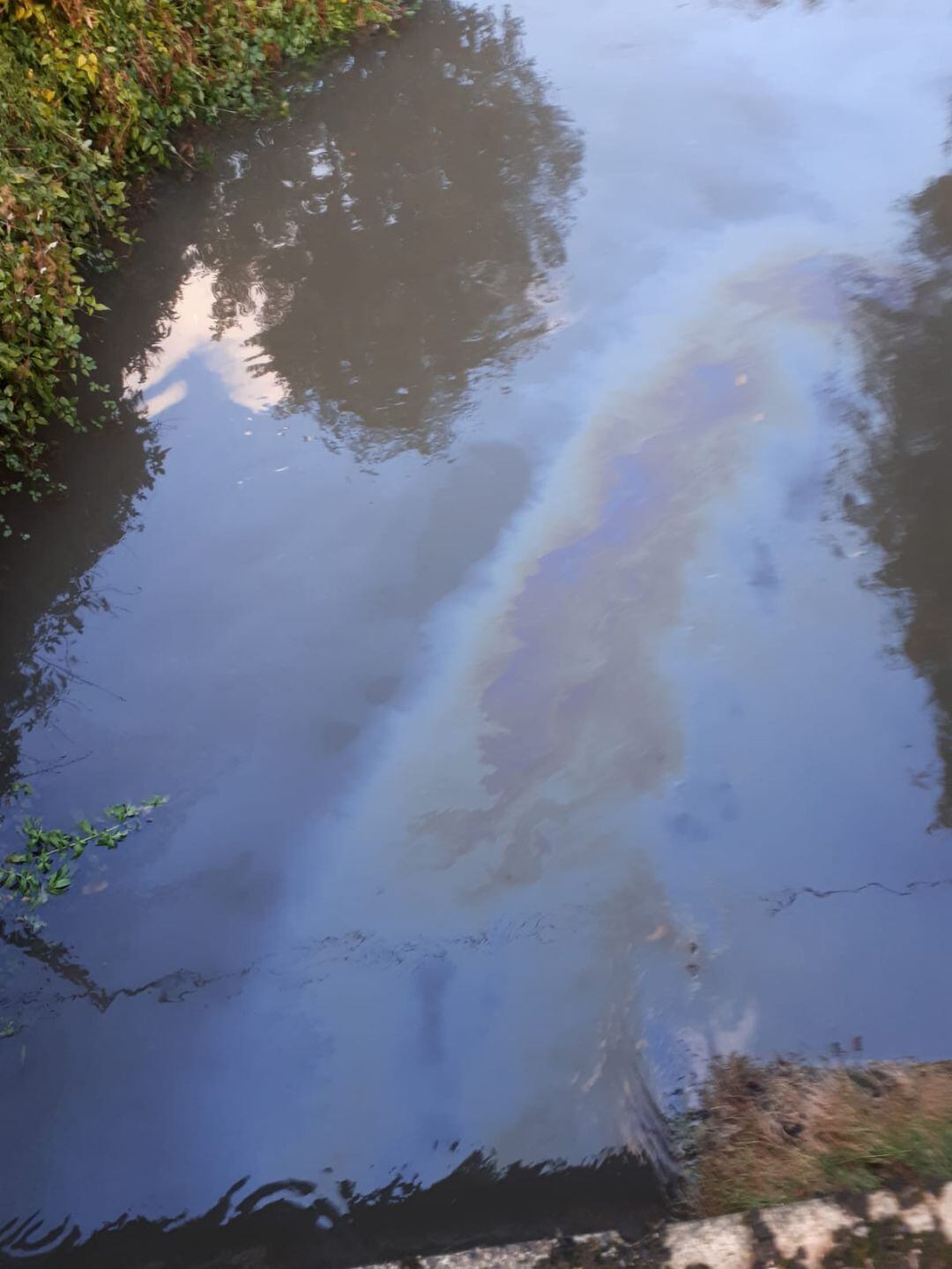 Una mancha de hidrocarburos en el río Arakil a la altura de Egino tras el vertido en Araia