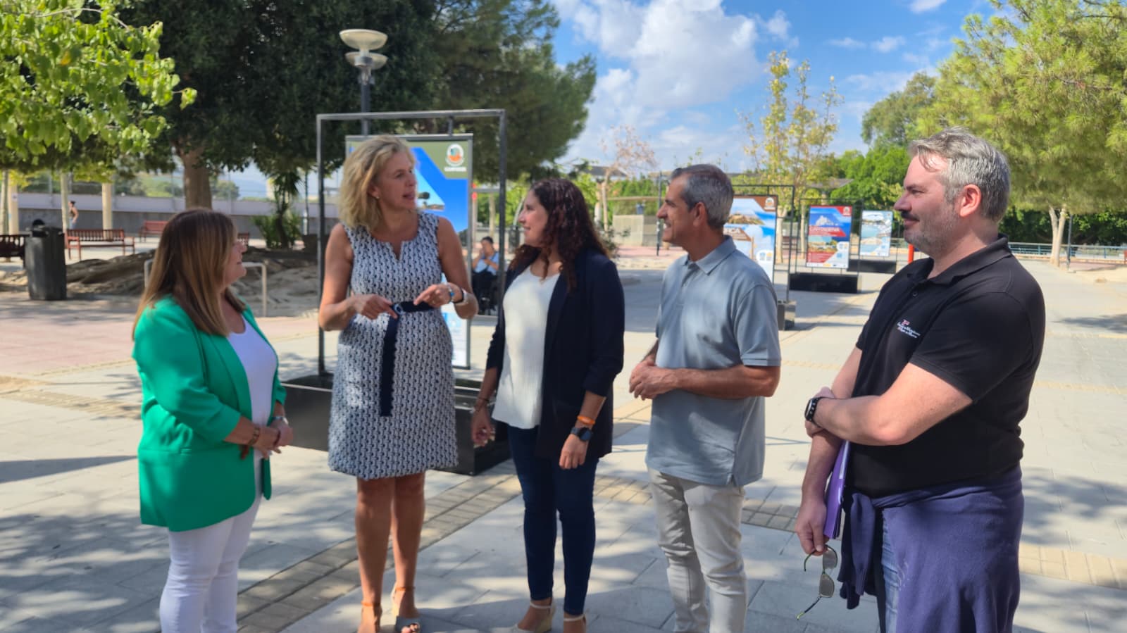 La concejal de Gobierno Abierto del Ayuntamiento de Murcia, Mercedes Bernabé, y la edil de Talento Joven y Espacio Público, Sofía López-Briones, han inaugurado la exposición itinerante “Red de Senderos de Campoder”