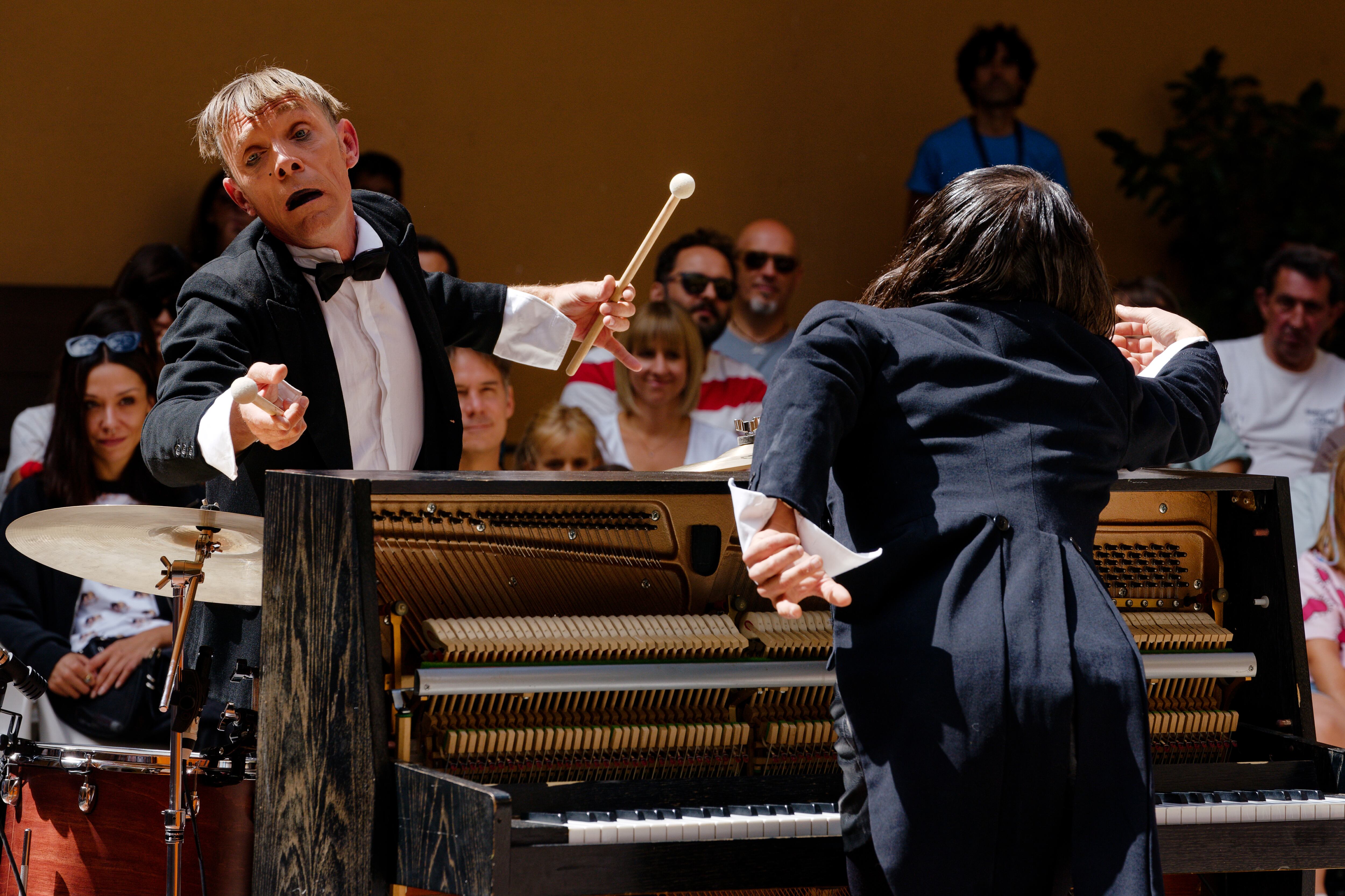 Estreno nacional del espectáculo 'Le dernier concert', a cargo de la compañía francesa 'CIE. I.SI' dentro de la decimotercera edición del Festival Internacional de Circo de Castilla y León 'Cir&Co' que se celebra en Ávila.