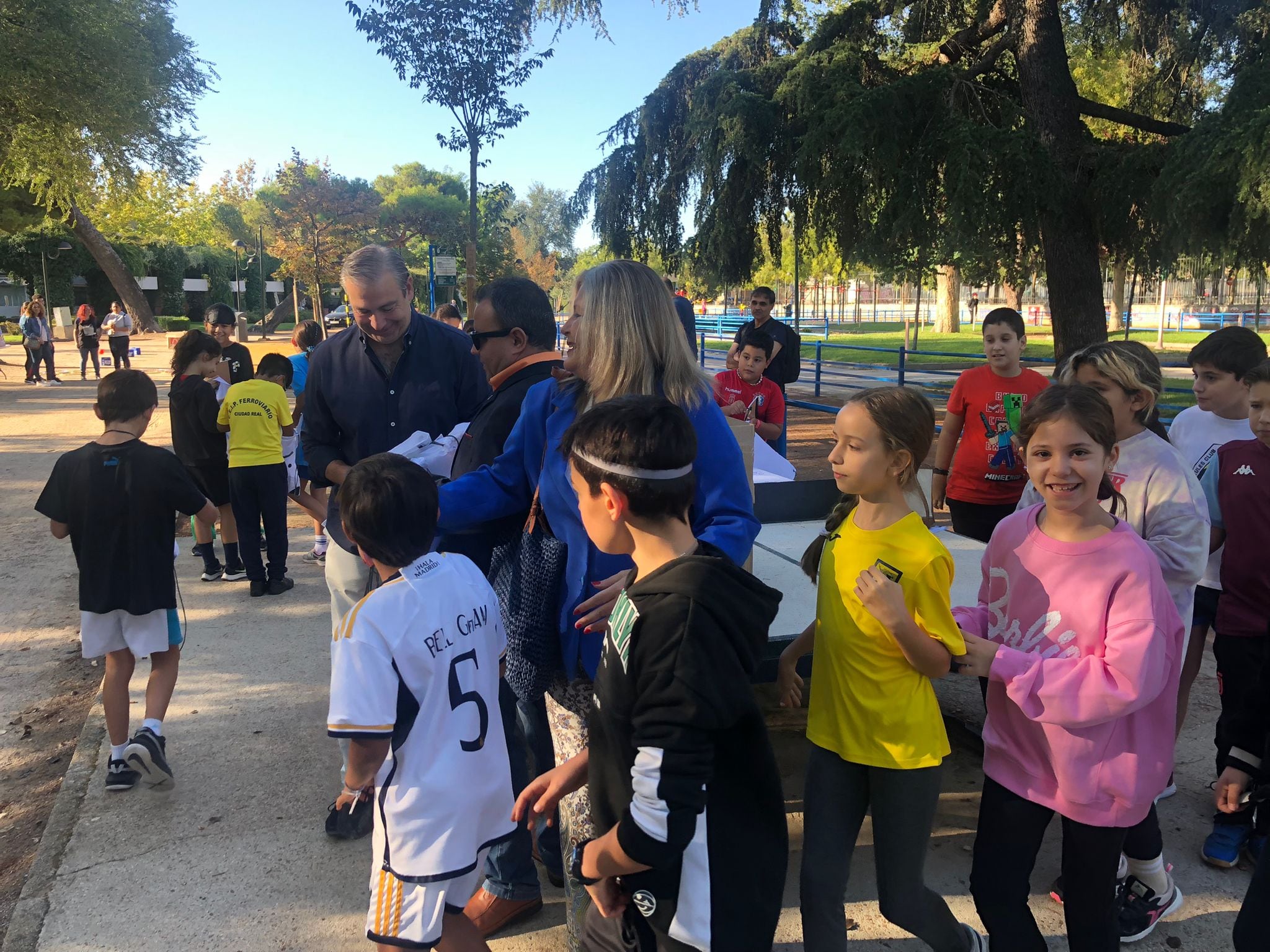 Escolares junto al Ferroviario que han participado en la iniciativa &quot;Bastón blanco&quot;