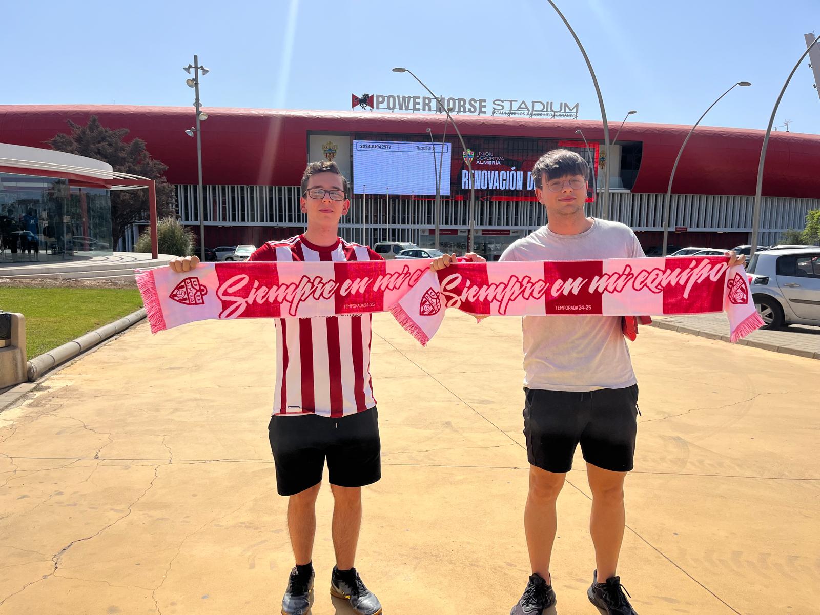 Los abonados posando a la espladas del templo rojiblanco