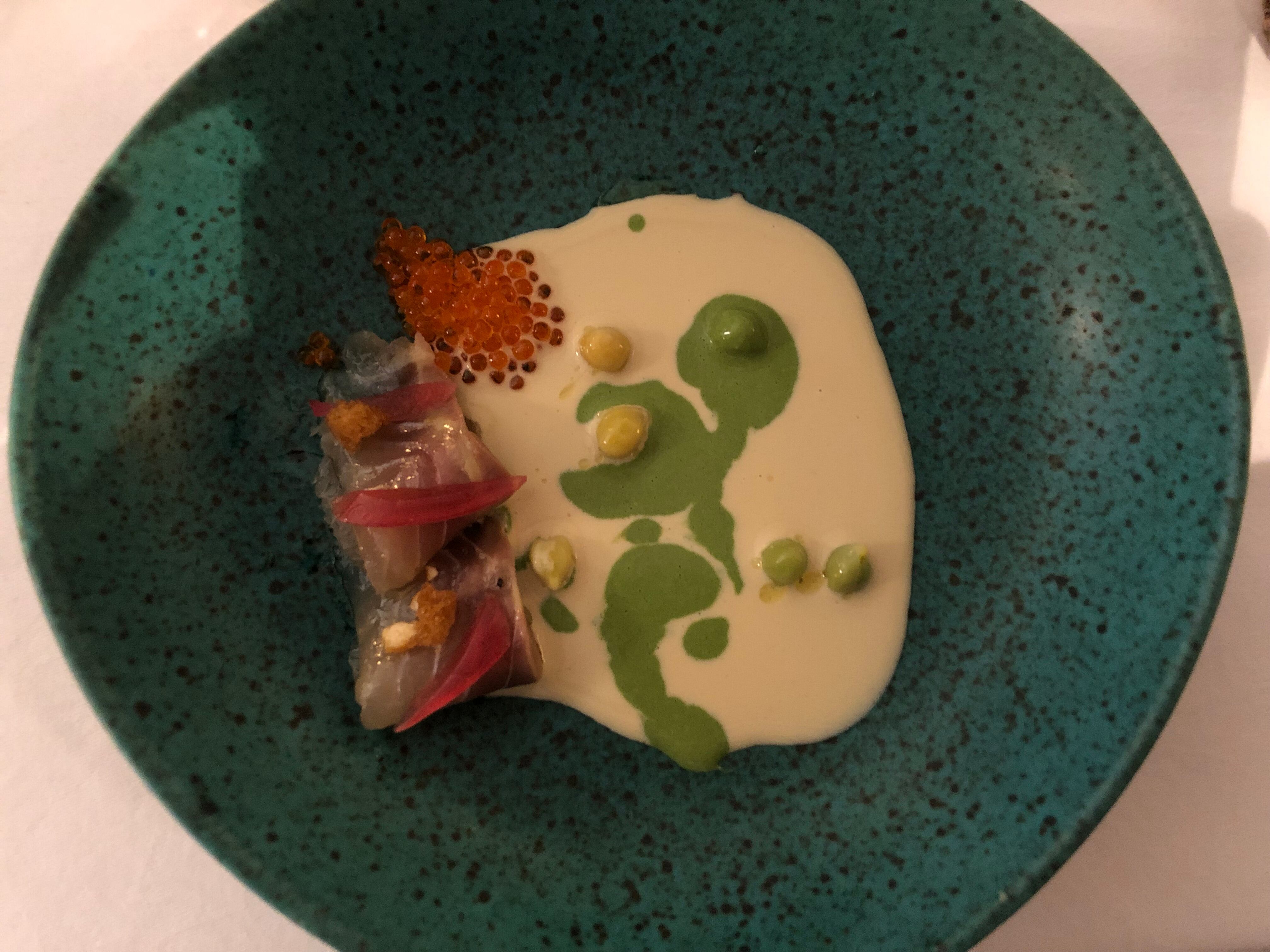 Uno de los platos ofrecidos este miércoles en el Vidocq de Formigal, un tiradito de esturión del Grado con gazpachuelos de champiñones al ajillo y espinacas y garbanzos verdes del proyecto &quot;Cielos de Ascara&quot;