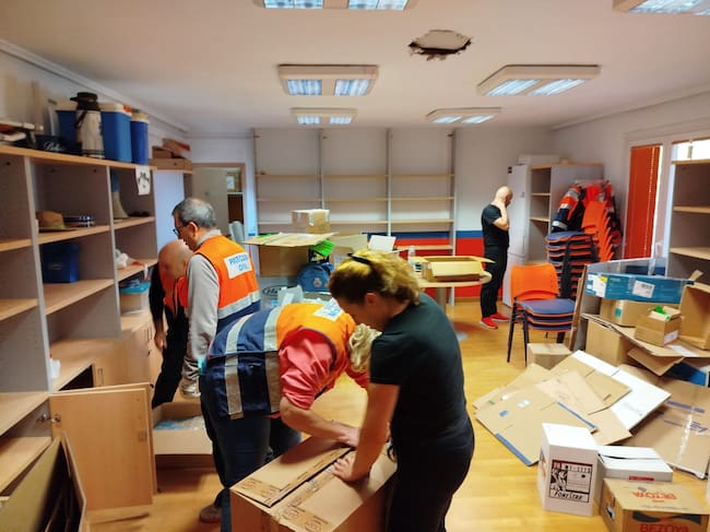 Los voluntarios desmantelan el aula