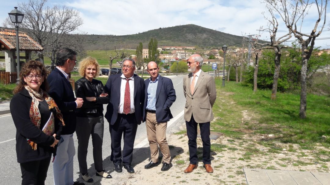 Autoridades visitan la travesía de Valsaín para afrontar su futura mejora