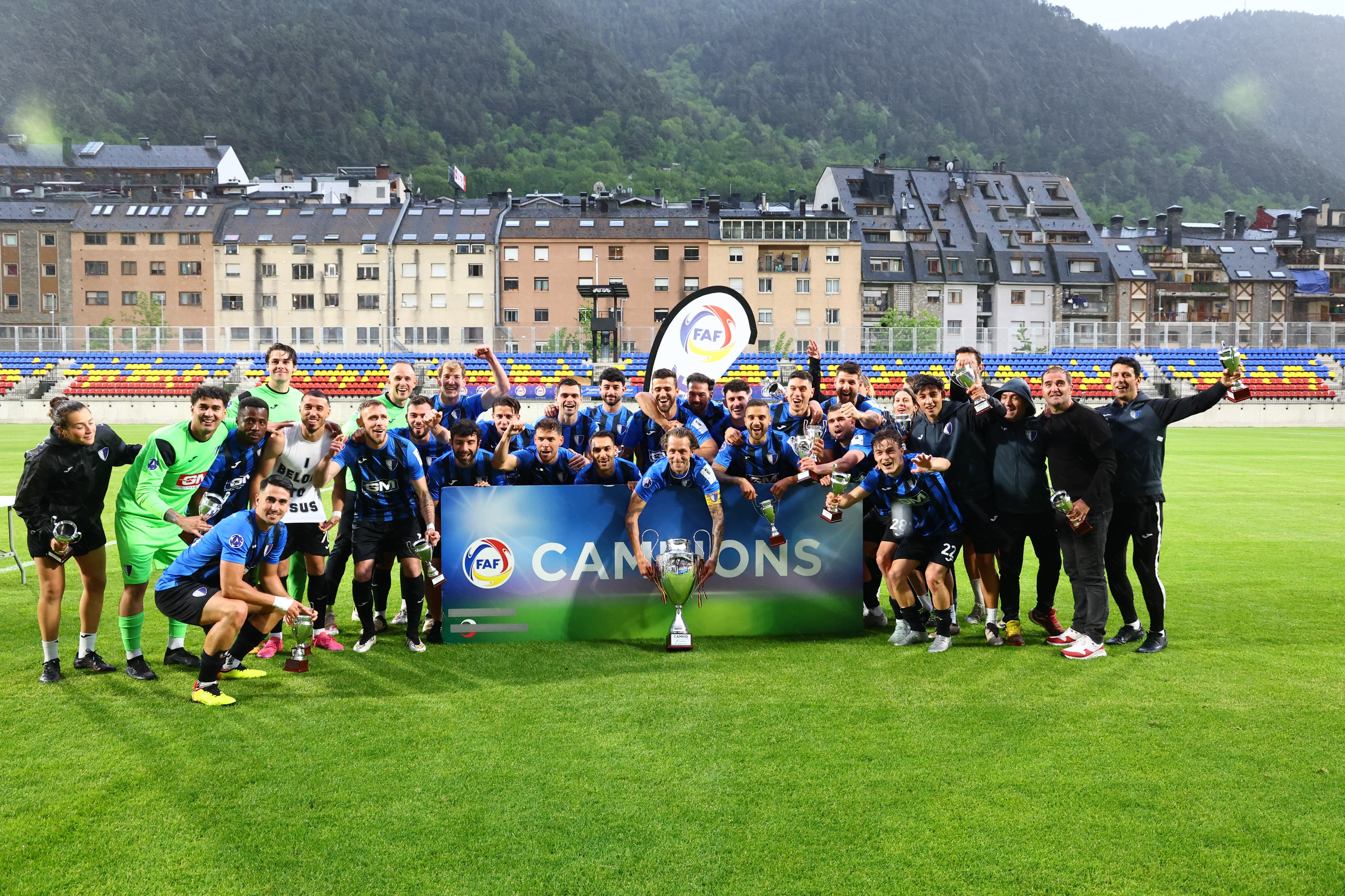 L'Inter Escaldes celebra el títol de campió de la Copa Constitució al recent estrenat camp de la FAF a Encamp