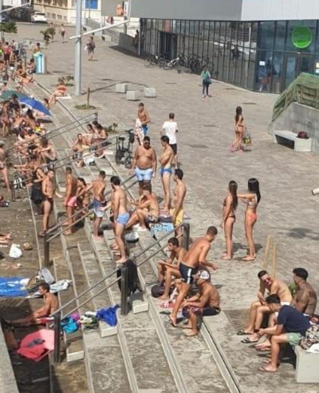 Aglomeración de bañistas en la playa de Las Canteras