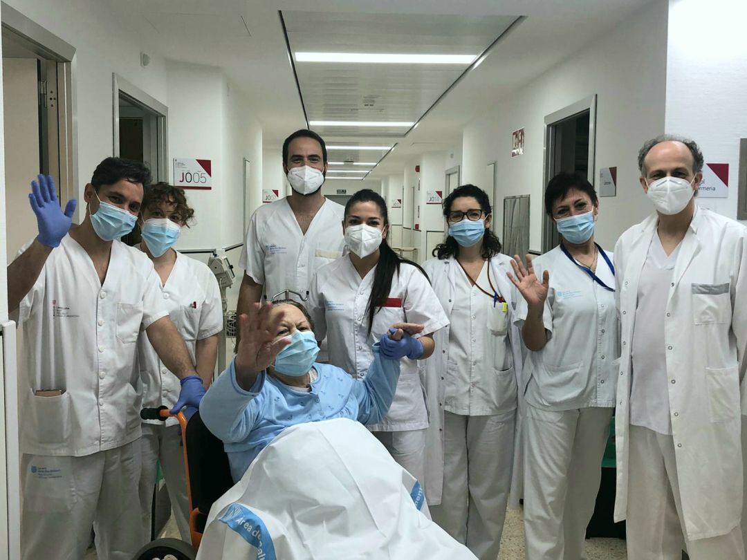 Eulalia, de 86 años, recibe el alta