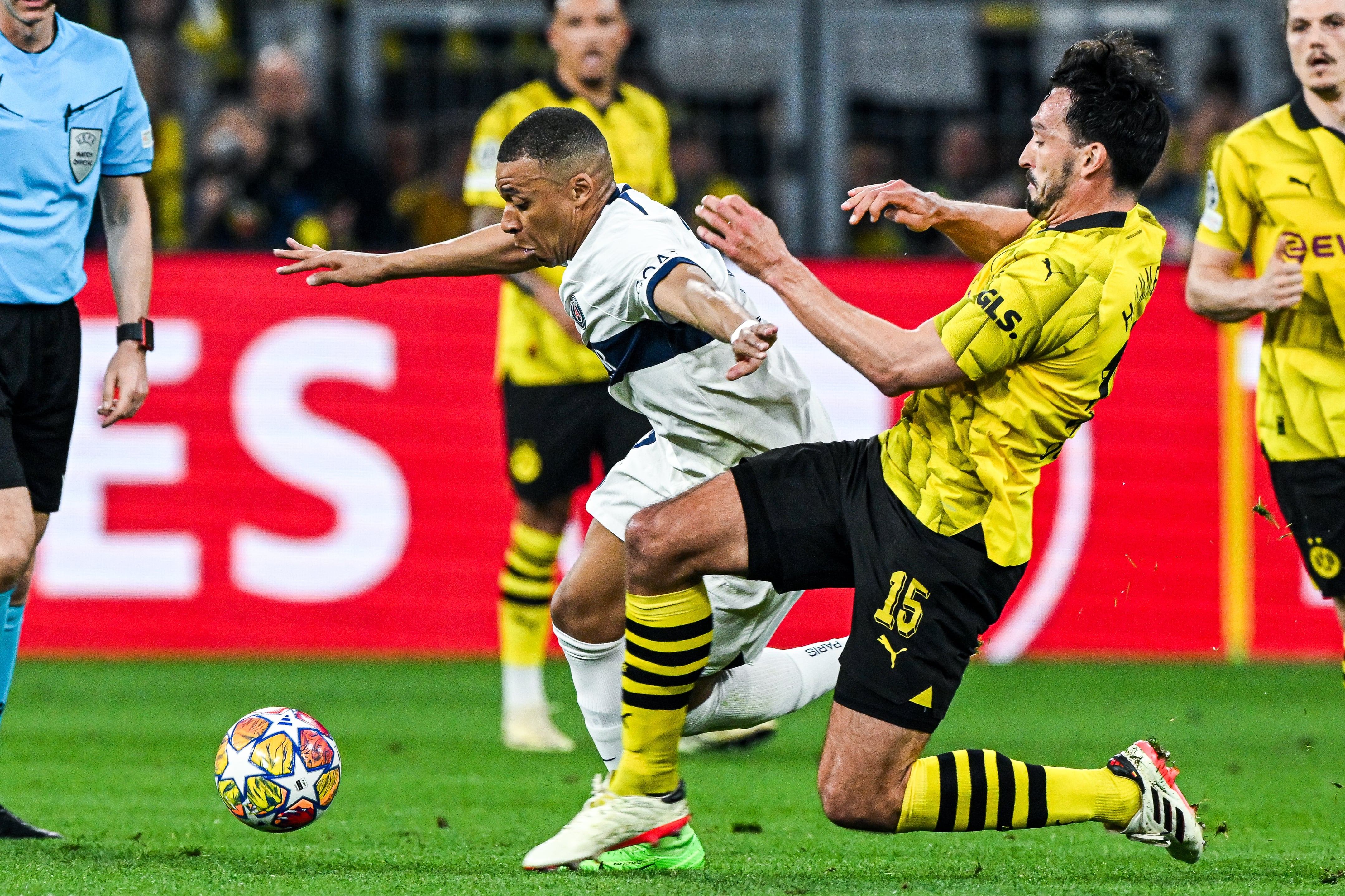 Kylian Mbappe y Mats Hummels en el partido de ida de semifinales de Champions League entre Borussia Dortmund y Paris Saint-Germain en Signal Iduna Park. (Photo by ANP via Getty Images)