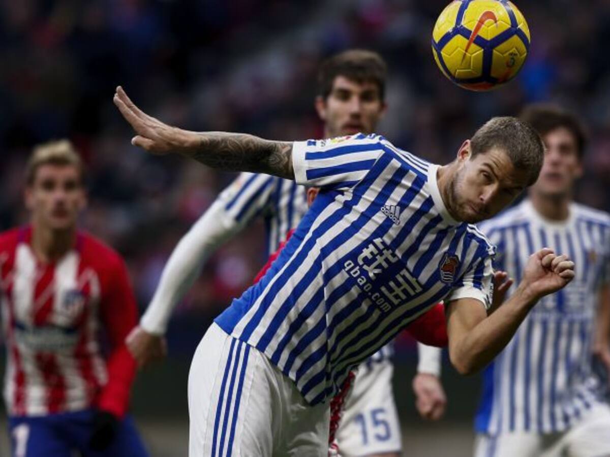 La Real Sociedad ofrece cambiar las camisetas de Iñigo Martínez