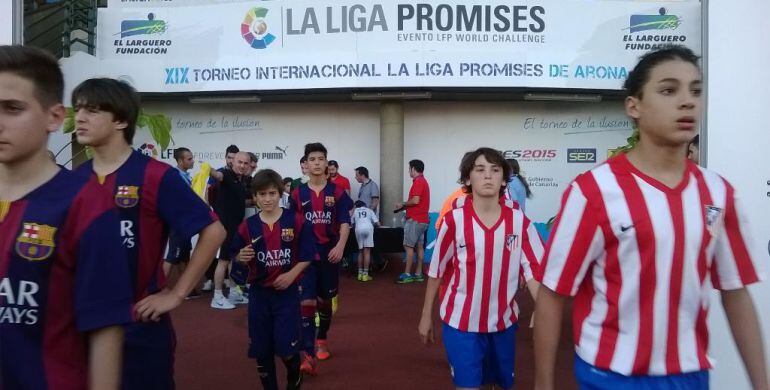 Los jóvenes jugadores de Barcelona y Atlético de Madrid, antes del enfrentamiento de cuartos de final del XIX Tonreo Internacional La LIga Promises.