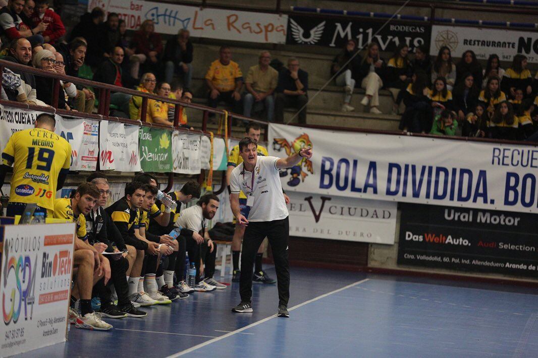 El hasta ahora entrenador del Tubos Aranda, Mariano Ortega, da órdenes sobre la cancha del Santiago Manguán