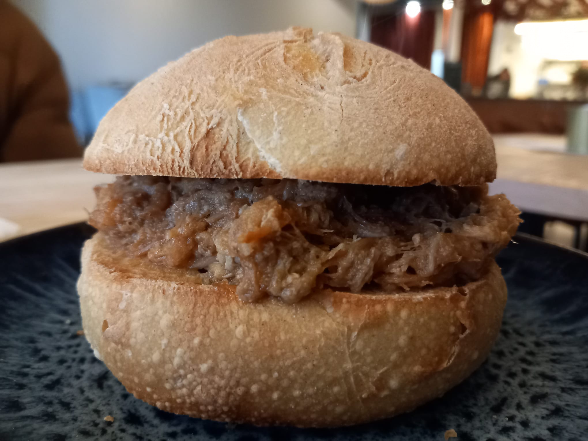 Mollete con guiso de cerdo