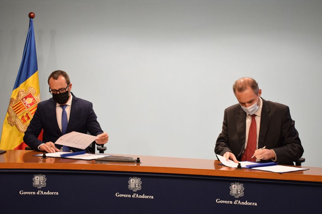 El ministre d’Afers Socials, Habitatge i Joventut, Víctor Filloy, i el director general d’Andorra Telecom, Jordi Nadal, durant la signatura del conveni.