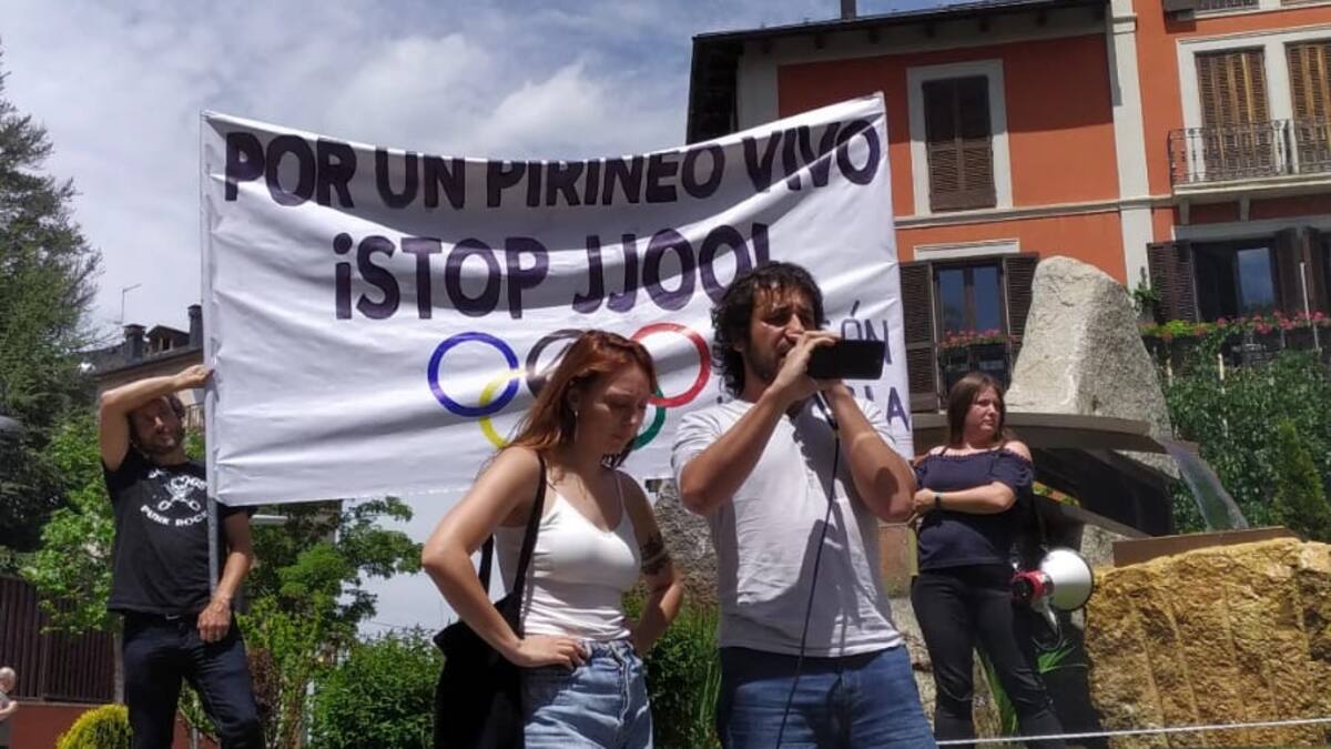 Miles de personas se manifiestan en Cataluña contra el proyecto olímpico en el Pirineo