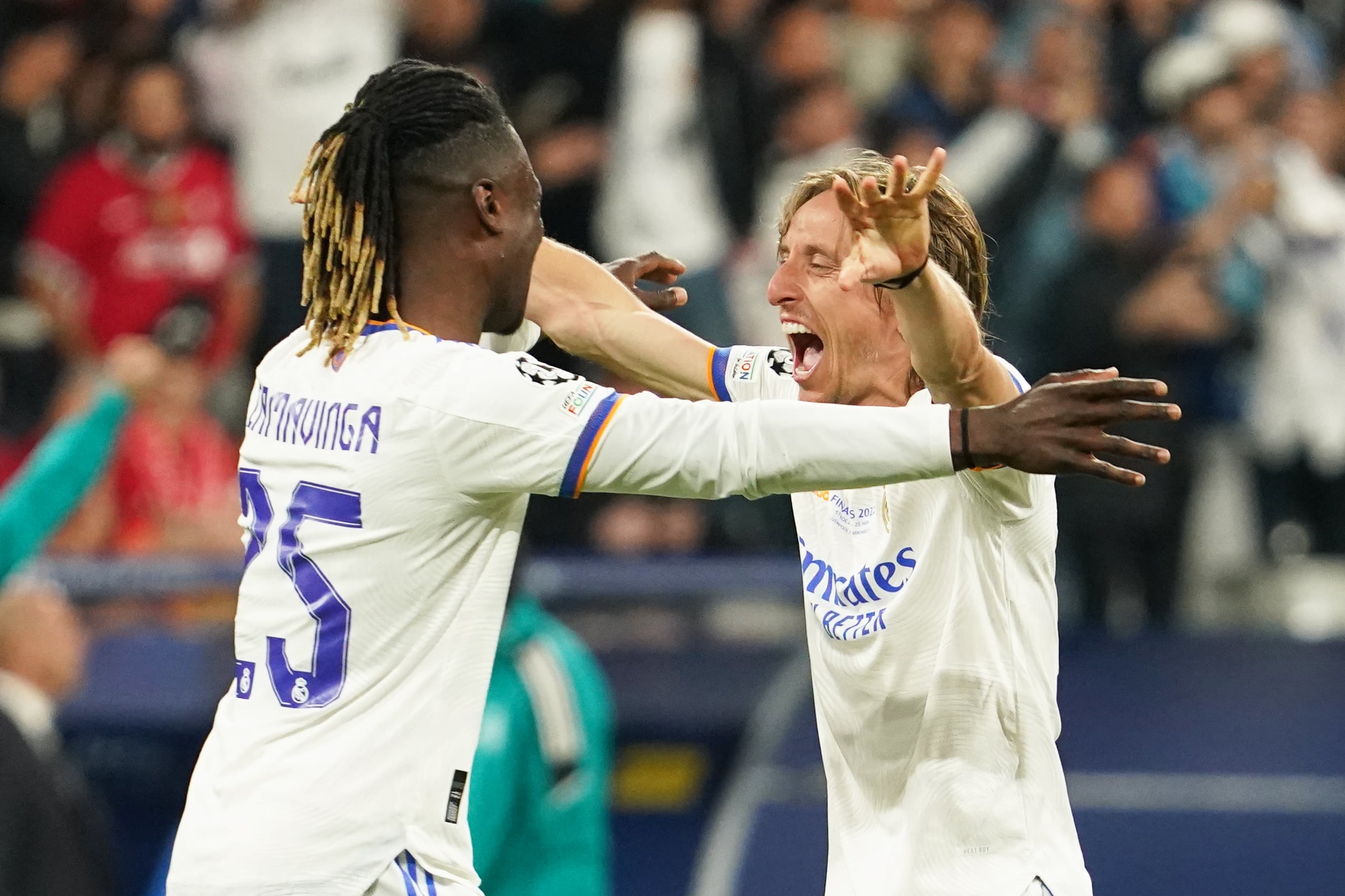 Luka Modric y Eduardo Camavinga celebran la victoria del Real Madrid en la final de la Champions 2022