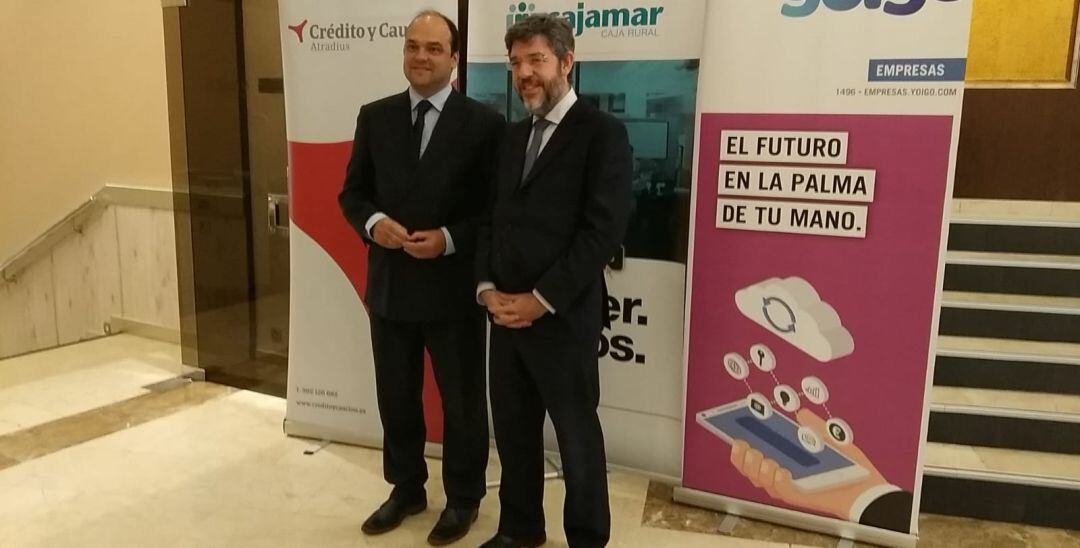 Los economistas José Carlos Díez (i) y Alberto Nadal (d), a la entrada del foro de Diálogos para el Desarrollo, sobre &quot;los nuevos sectores estratégicos en Alicante&quot;.