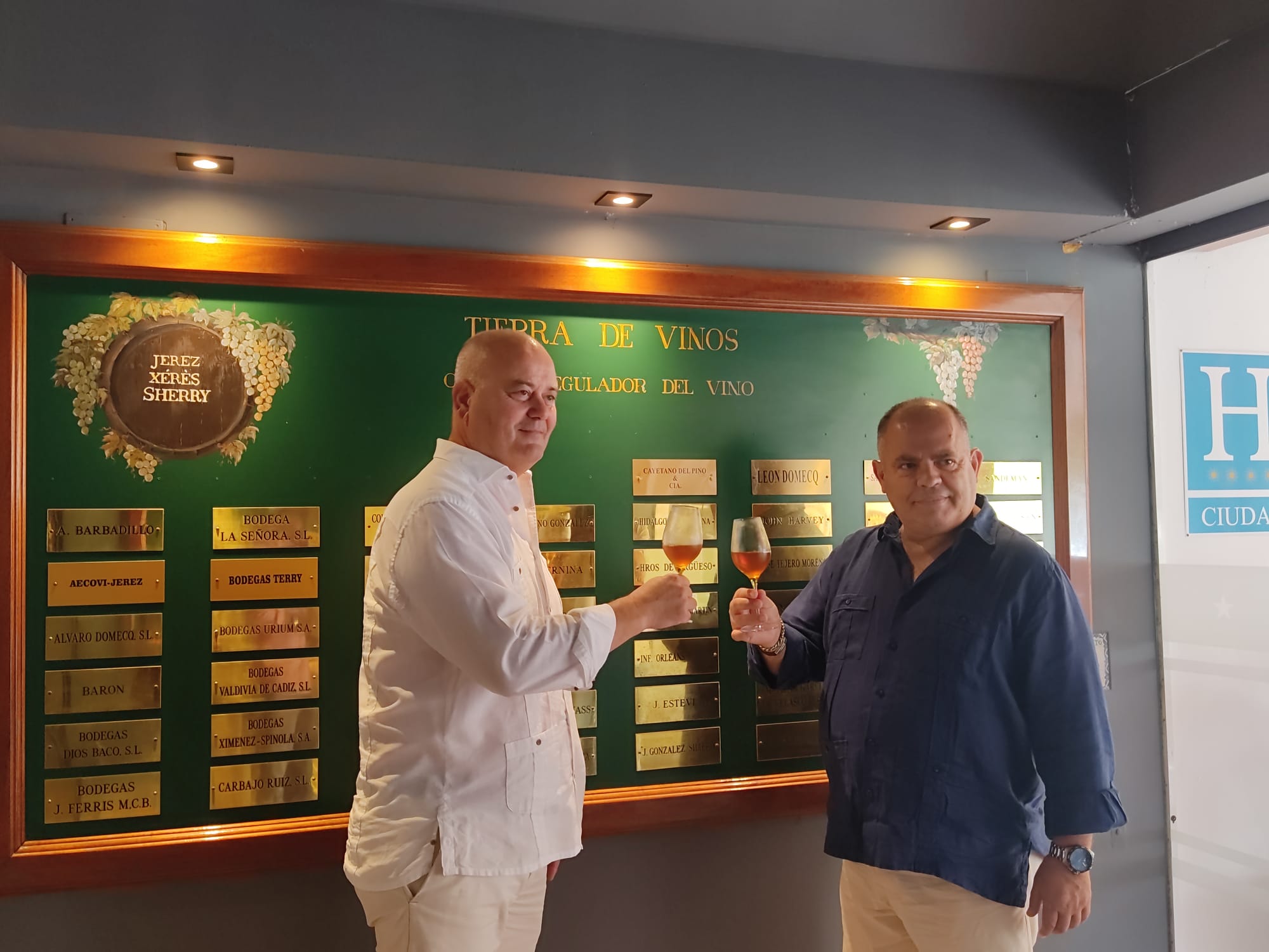 Ambas instituciones brindan ante la placa conmemorativa de la bodega Cayetano del Pino