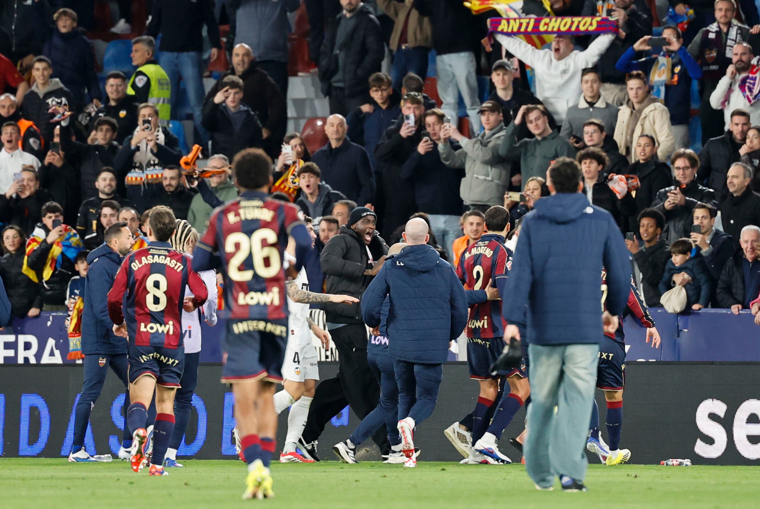 VALENCIA, 15/02/2026.- El defensa del Valencia Eray Cömert ha cogido el banderín de córner y se ha puesto a festejar la victoria con la hinchada, varios jugadores y empleados del Levante se han dirigido a la zona y se ha montado una buena bronca al finalizar el partido de la jornada 24 de LaLiga que disputaron Levante UD y Valencia CF, este domingo en el estadio Ciutat de Valencia. EFE/Ana Escobar