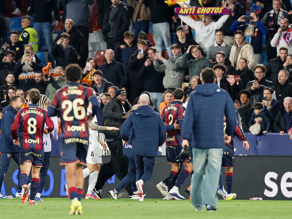 LaLiga remite a la RFEF y a Antiviolencia un escrito que recoge los insultos a Pepelu y el lanzamiento de botellas a jugadores del Valencia en Orriols