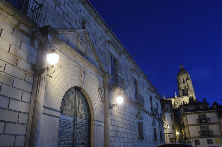 Entrada principal del Palacio Episcopal de Segovia, sede del futuro museo de la orfebrería