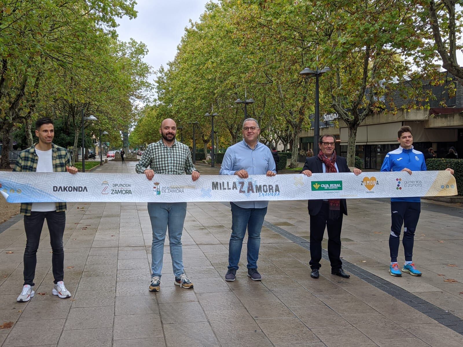 Organizadores y patrocinadores de la Milla Zamora Enamora en la linea de meta